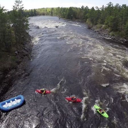 Wilderness Tours Rafting Resort Foresters Falls 外观 照片